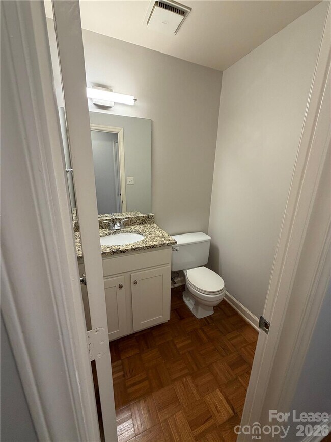Foto del edificio - 6648 Bunker Hill Cir