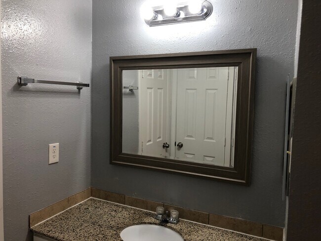 Foto del edificio - 716 Memorial Mews St