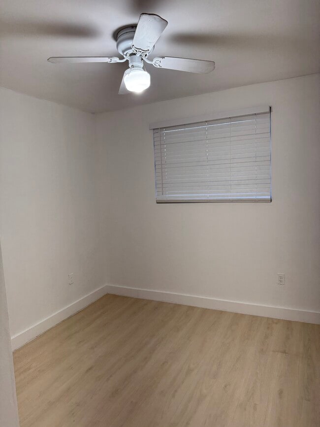 Efficiency bedroom - 4521 SW 5th Ter