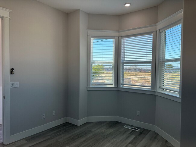 Foto del edificio - Gorgeous updated 2 bedroom available now!