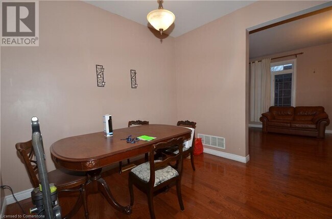 Building Photo - 876 Golf Links Rd