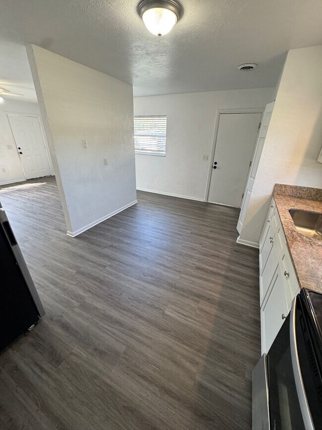 Building Photo - 1711 NE 70th St