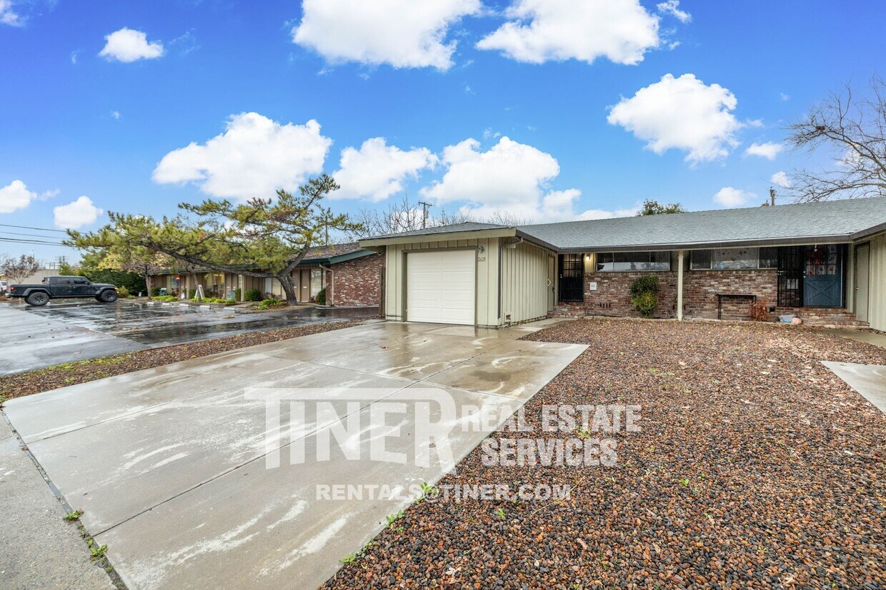 Primary Photo - Charming and updated! Two bedroom duplex -...