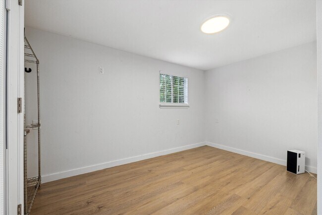 Building Photo - 370 Ling St