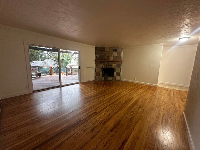 Building Photo - 3 Bedroom 1.5 Bath Single Family Home
