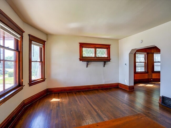 Building Photo - 302 S Shuman St