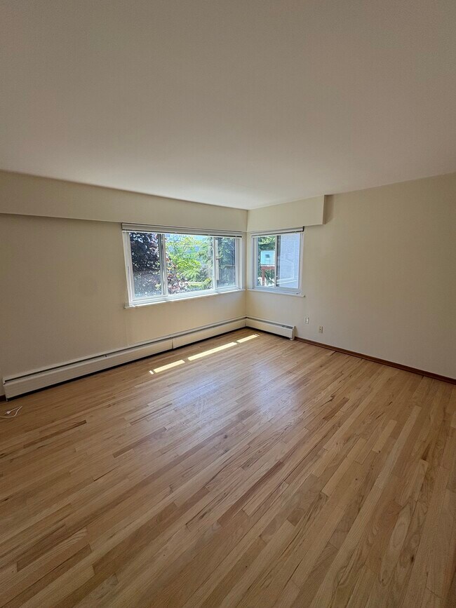 Photo du bâtiment - 2150 Cadboro Bay Rd