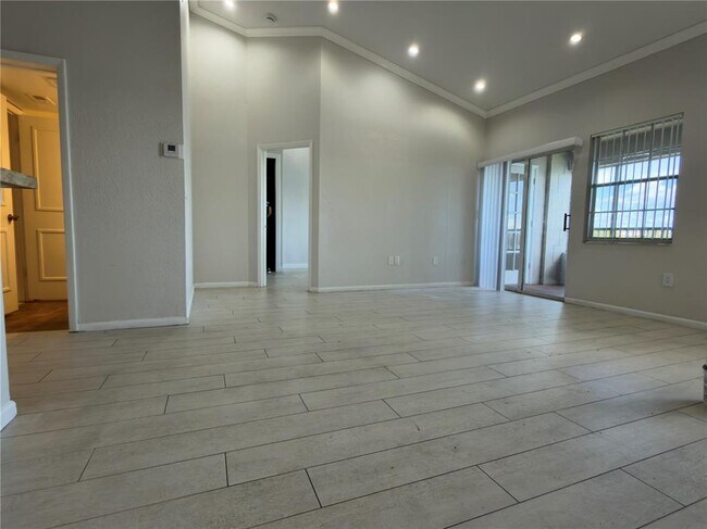 Foto del edificio - 2831 N Oakland Forest Dr