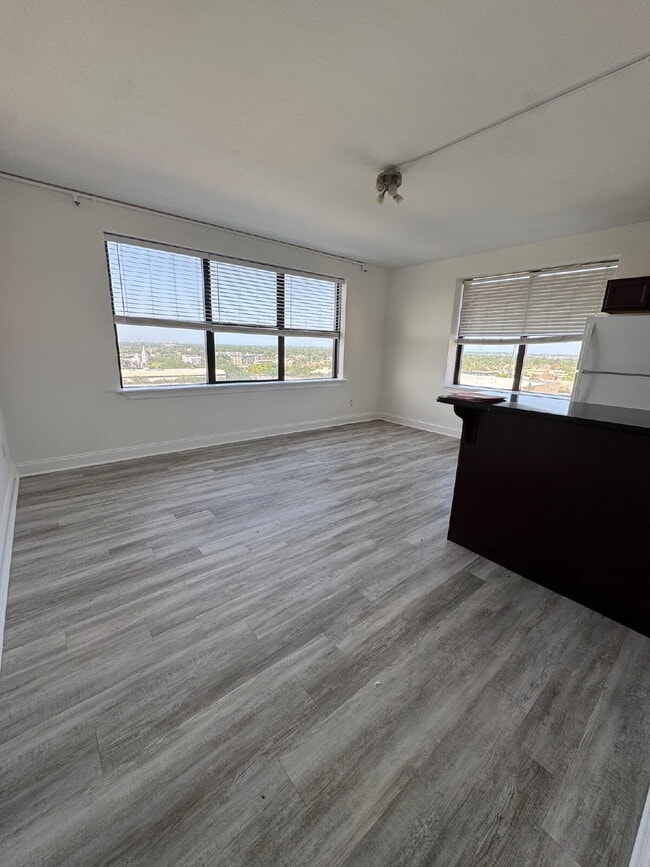 Building Photo - 1 Bedroom 1 bath with a view in downtown J...