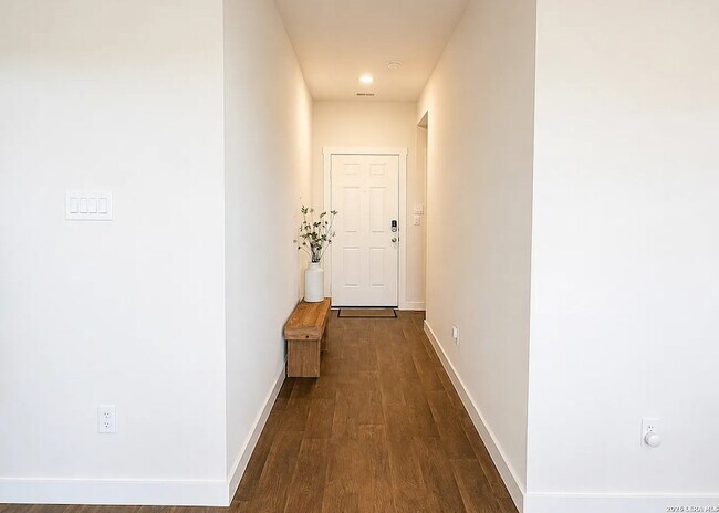 Foto del edificio - 326 Merriman Rd