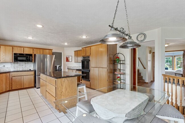 Foto del edificio - Stunning Home Along Spokane River Complete...