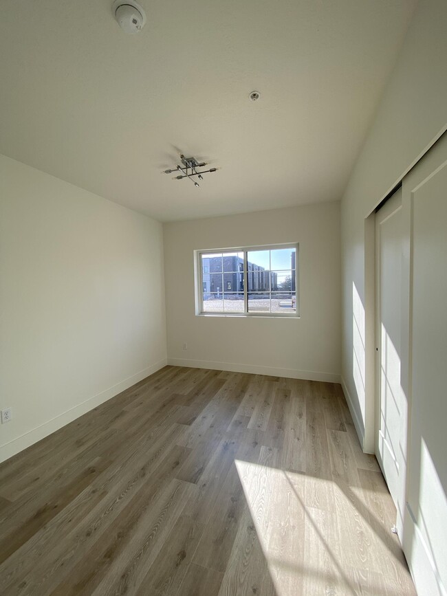 Building Photo - 1272 E Hudson Ave