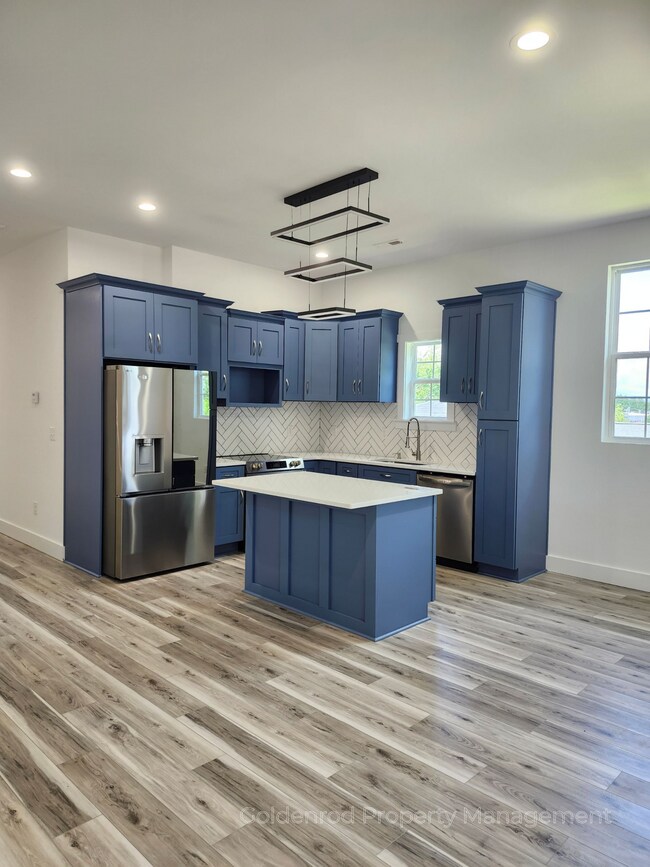 Building Photo - 208 Forest St
