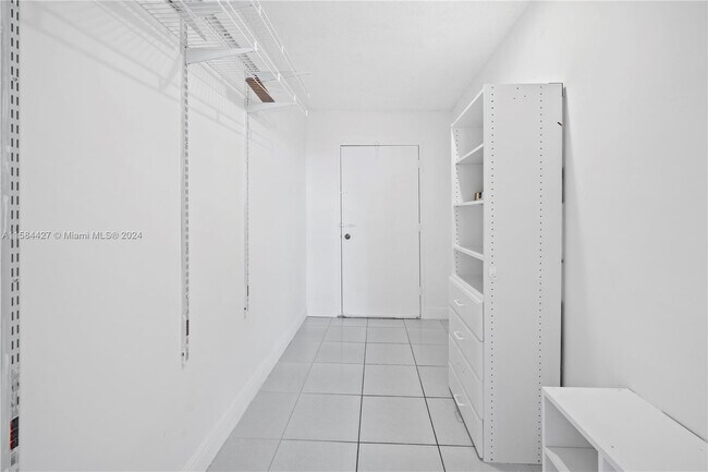Foto del edificio - 18031 Biscayne Blvd