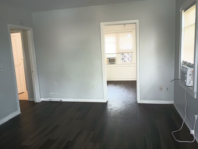 Foto del edificio - Charming 2-Bedroom Apartment Near Downtown...