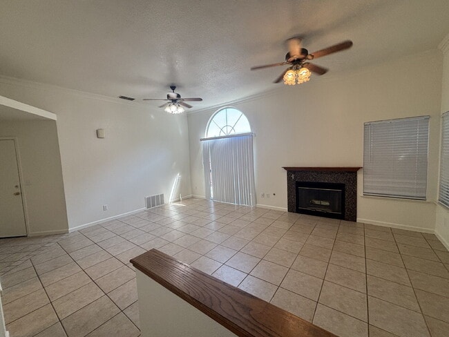 Building Photo - Charming 3 Bed / 2 Bath Home on a Quiet Cul-de-Sac with Spacious Backyard!