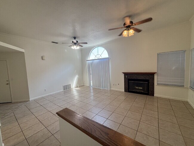 Foto del edificio - Charming 3 Bed / 2 Bath Home on a Quiet Cul-de-Sac with Spacious Backyard!