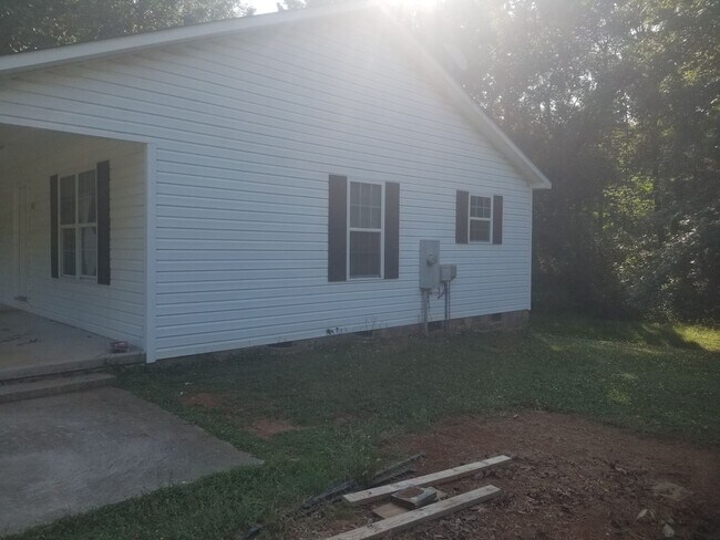 Building Photo - 2 bedroom 1 Bath