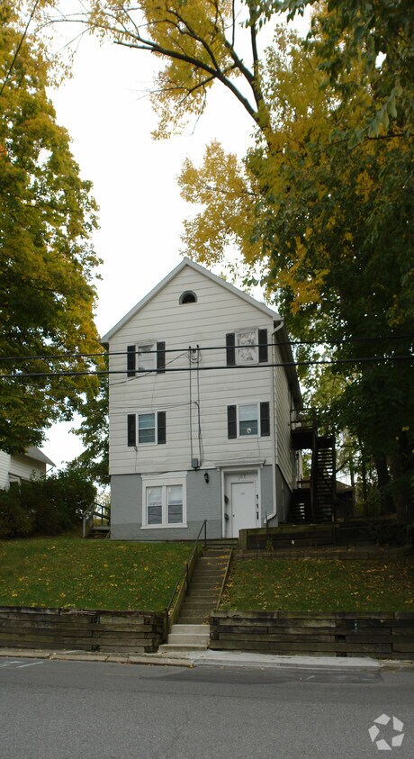 Primary Photo - 107 Green St