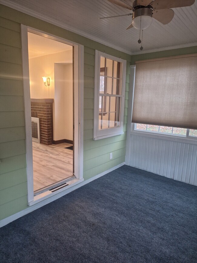 Sunroom/bonus room - 264 Rhein Ave