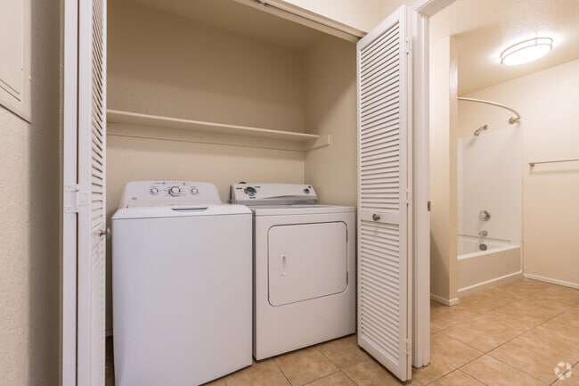2BR, 2BA - 924SF (2) - Laundry - Willow Run Apartments