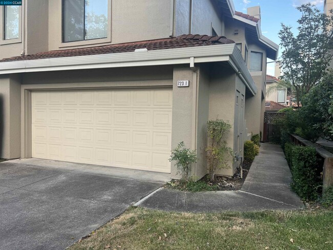 Foto del edificio - 723 Lakemont Pl