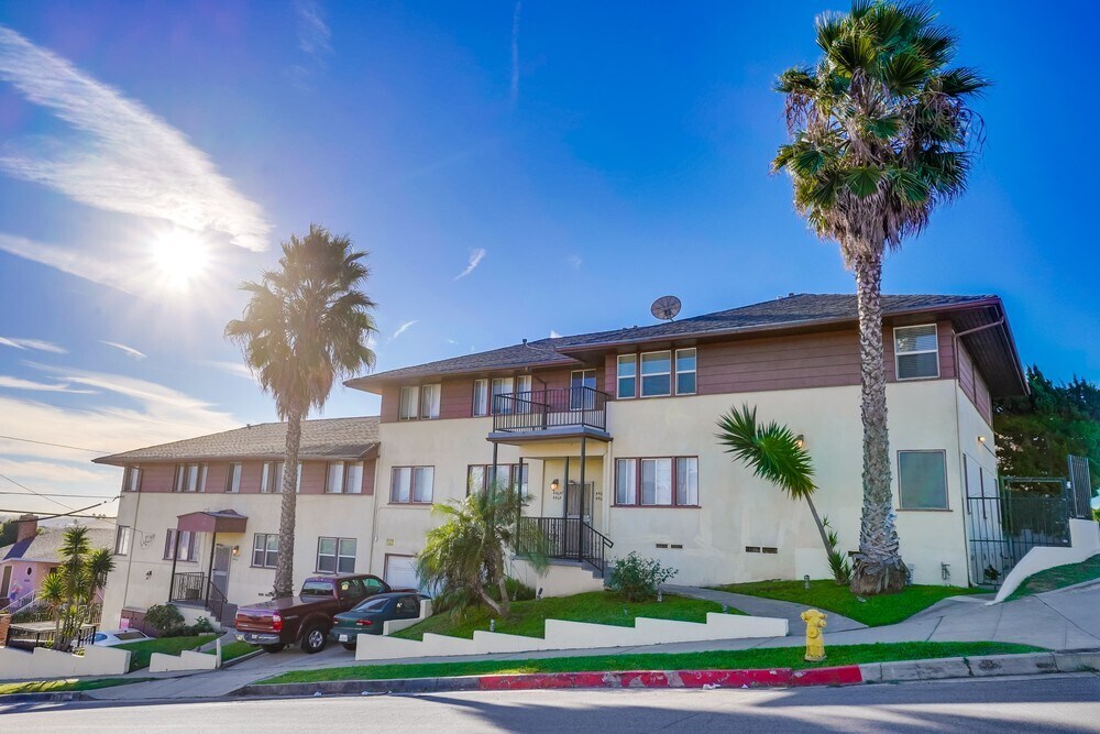 Punto de vista exterior - 4460-4466 1/2 W 59th St