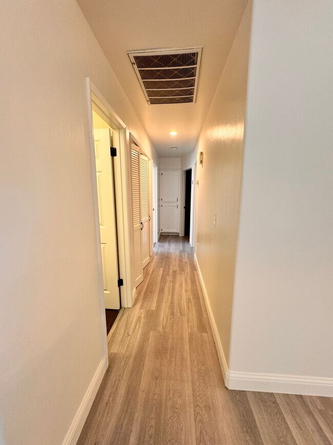 Building Photo - Charming 3-Bed, 2-Bath Home $2,200 Deposit...