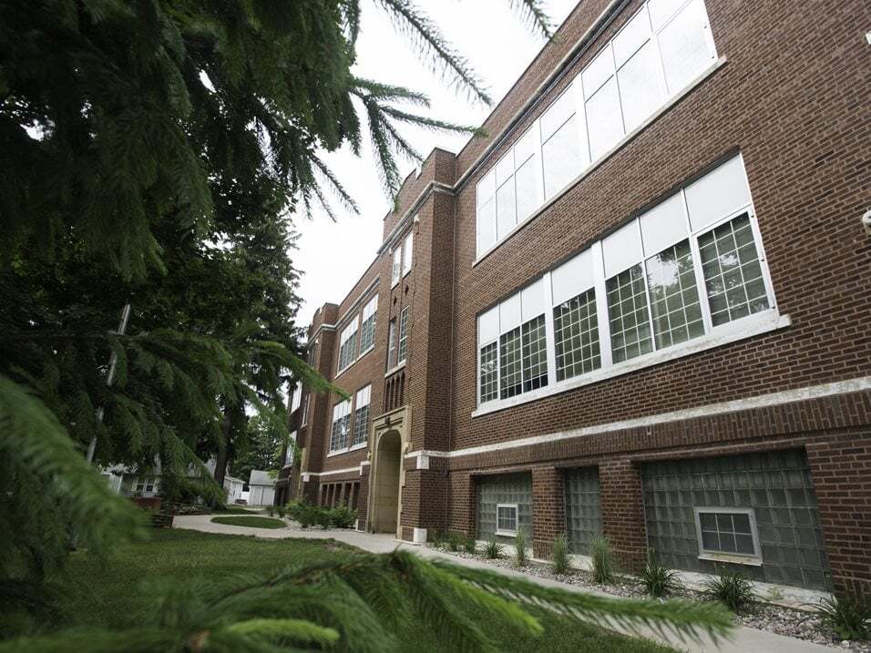 Frente del edificio de apartamentos - Elementary School Apartments