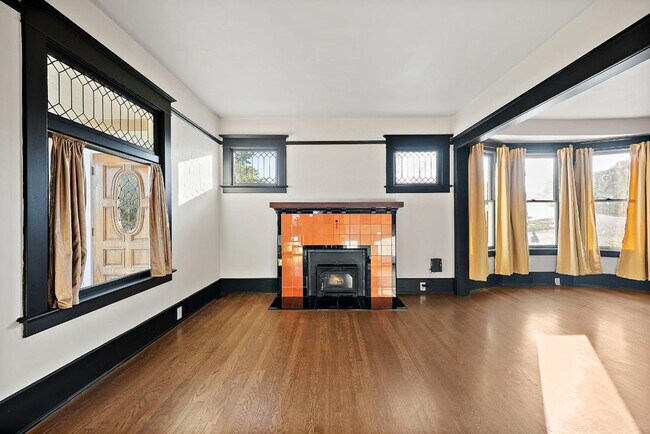 Building Photo - Charming 2-Bed 2-Bath Tacoma Craftsman | S...