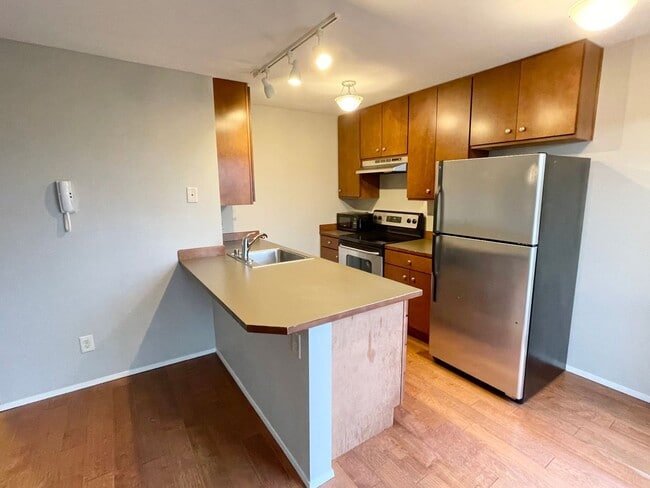 Building Photo - South-Facing Top Floor Condo in Ballard!