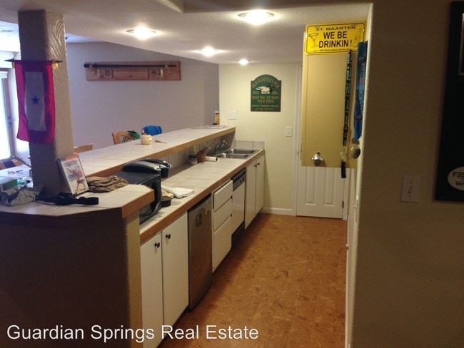 Building Photo - 215 Pinewood Loop