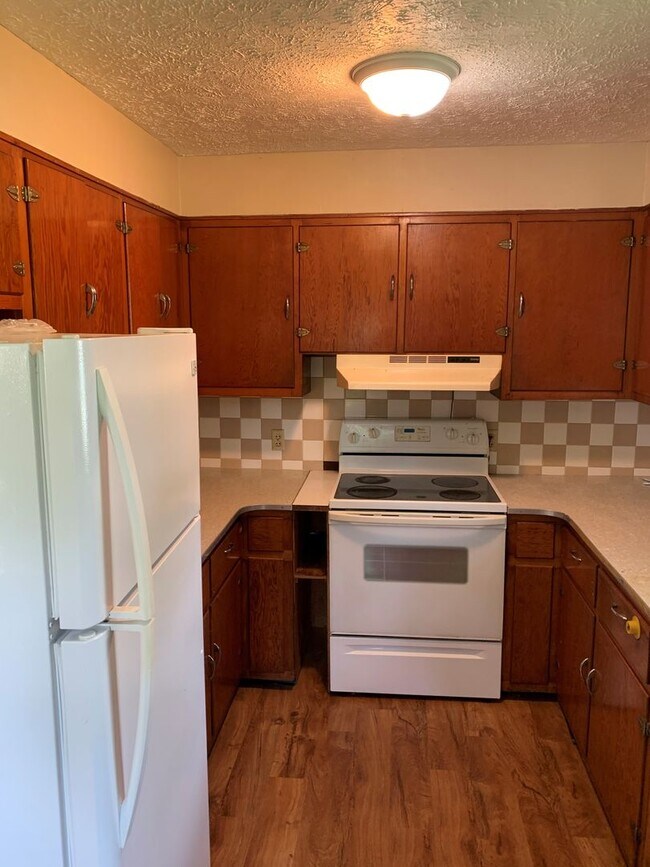 Building Photo - 310 W 2nd St