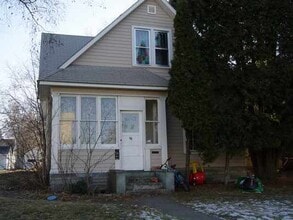Building Photo - 1112 Oak St
