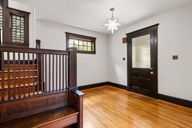 Building Photo - 4 Bed 3.5 bath - Kensington Victorian - Mo...
