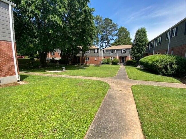 Building Photo - Cute 1BD/1BTH Apartment with direct access to Freedom Parkway!