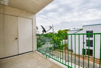 Building Photo - 2824 S Bartell Dr