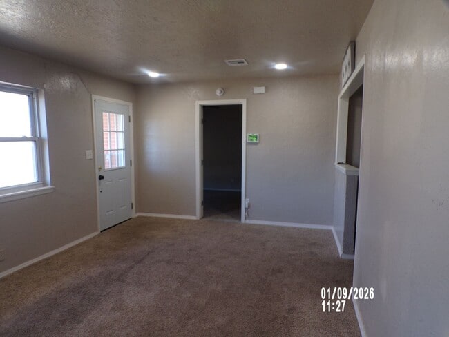 Building Photo - Very nice spacious home, located in the Country Club West area!