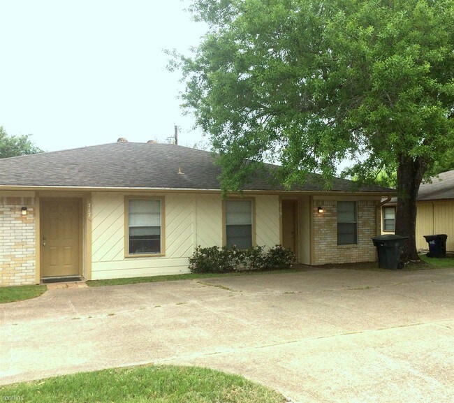 Building Photo - 2 br, 1 bath Duplex - 719 San Saba Dr