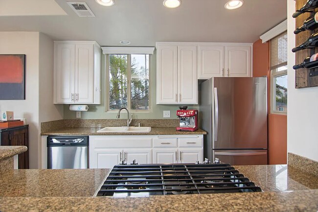 Foto del edificio - Great two bedroom townhome in Pacific Beach! Close to Beaches, Bay, shopping, restaurants, and fr...