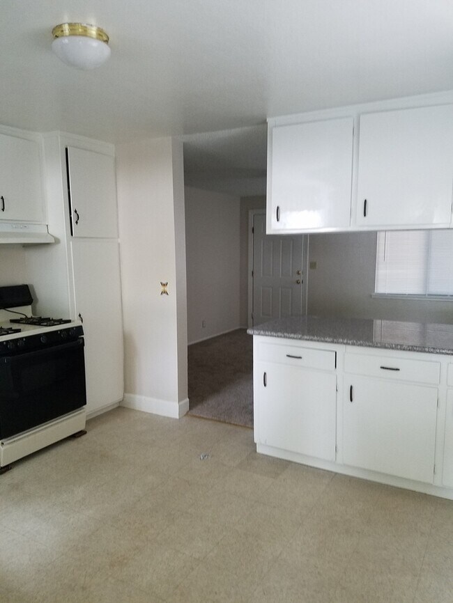 Foto del edificio - Clean East Modesto 2 Bedroom 1 Bath Duplex