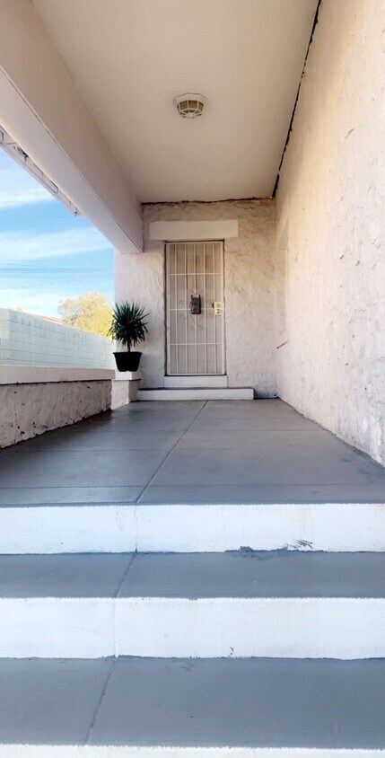 Entry - 2915 Mobile Ave