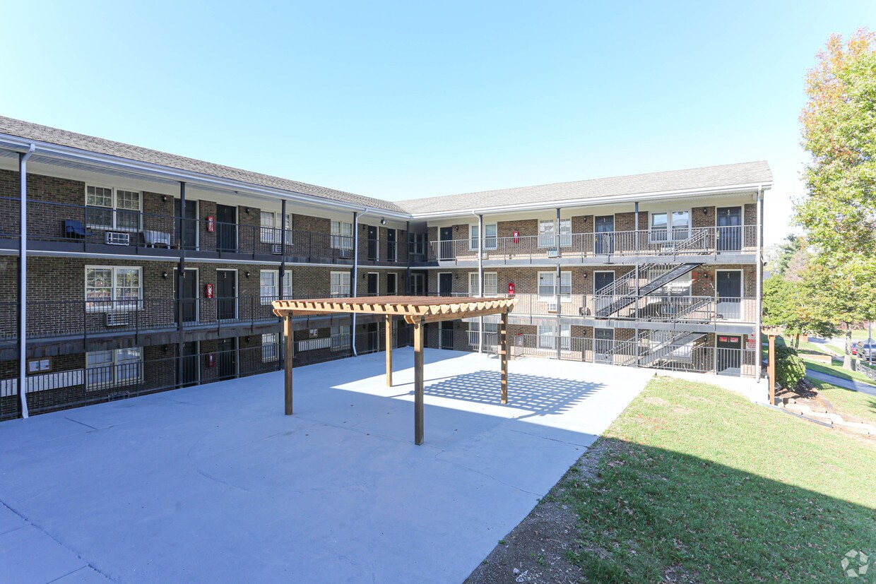 BELLEFONTAINE - COURTYARD - BelleFontaine Apartment Homes