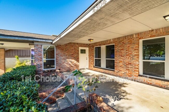 Foto del edificio - 4304/4306 SW Loop 820