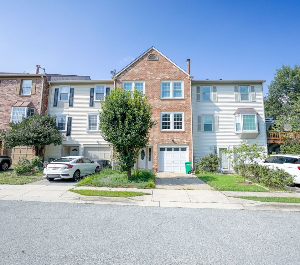 Primary Photo - Lovely 2 BR/2 Full BA & 2 Half BA Townhome...