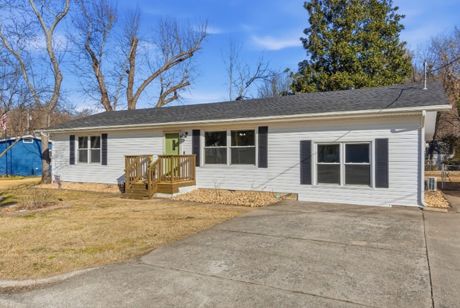 Building Photo - 405 Lake Dr