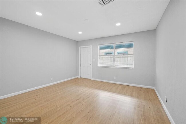 Foto del edificio - 1135 NW 6th Ave