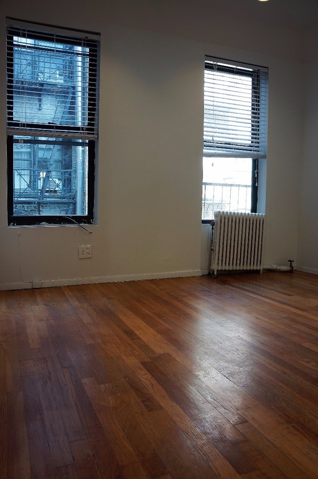 Building Photo - 442 W 45th St