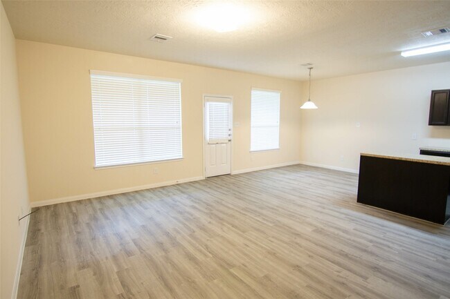 Foto del edificio - 6239 Brenwood Cir