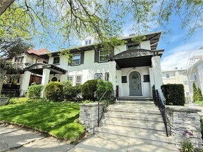 Building Photo - 404 Lloyd Ave